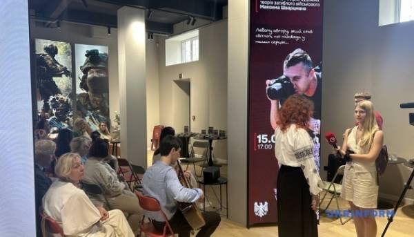 У Чернівцях показали книгу, написану телеоператором Максимом Шварцманом, який загинув на війні. 7 У Чернівцях показали книгу, написану телеоператором Максимом Шварцманом, який загинув на війні. 7