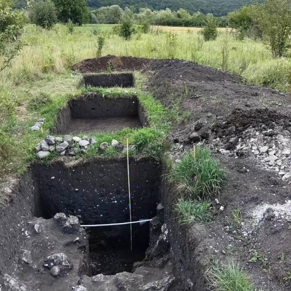 Археологи знайшли неподалік Галича залишки дерев'яної конструкції та срібник з Угорщини, датований ХІІІ століттям. 10 Археологи знайшли неподалік Галича залишки дерев'яної конструкції та срібник з Угорщини, датований ХІІІ століттям. 10