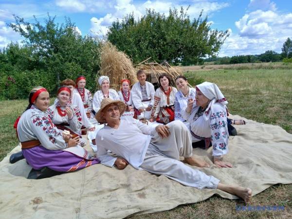 «Зажинки»: перші зібрані збіжжя відклали для різдвяного дідуха 24 «Зажинки»: перші зібрані збіжжя відклали для різдвяного дідуха 24