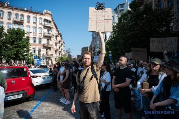 У столиці та інших містах України громадяни виступають проти звільнення Федорова. 16