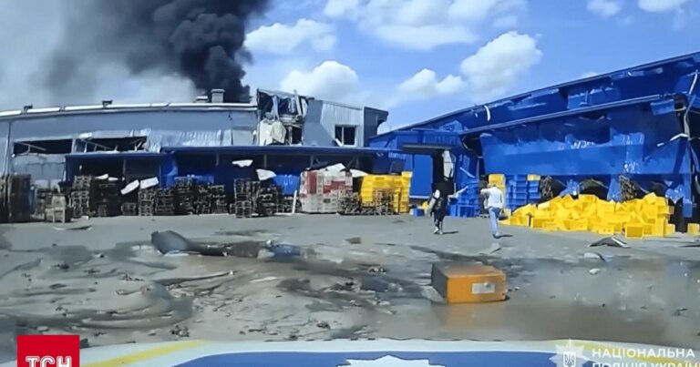 Цивільні поспішали до сховища, проте не встигли: Росія здійснила масований обстріл приватного підприємства, є численні жертви (фото, відео) 2