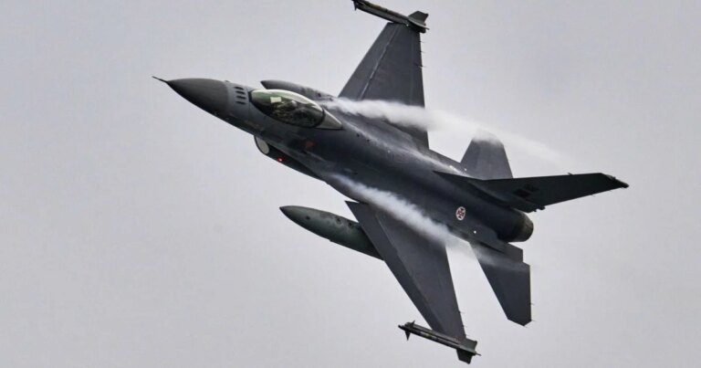 Український винищувач F-16 вперше знищив російський літак — генерал США 16 Український винищувач F-16 вперше знищив російський літак — генерал США 8