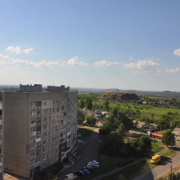 У зайнятому Довжанську вогневі позиції облаштовують просто в центрі міста ➜ ZMINA