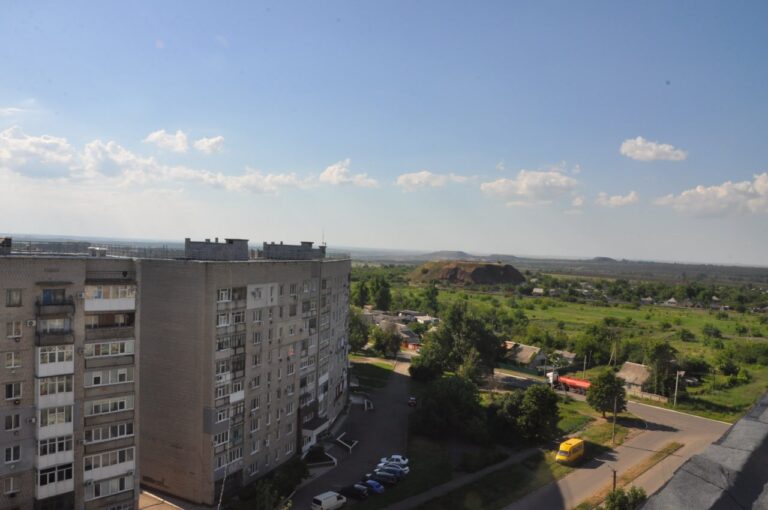 У зайнятому Довжанську вогневі позиції облаштовують просто в центрі міста ➜ ZMINA 17 У зайнятому Довжанську вогневі позиції облаштовують просто в центрі міста ➜ ZMINA 15