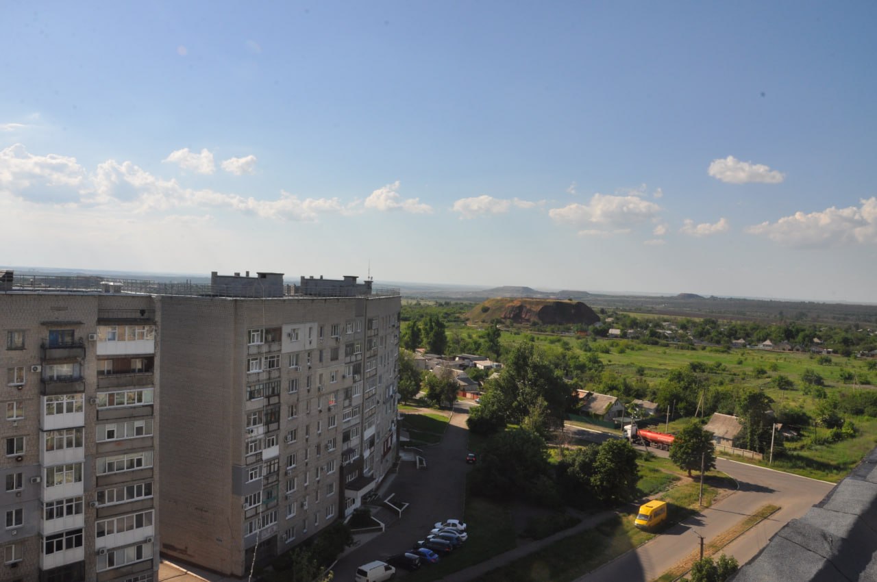 У зайнятому Довжанську вогневі позиції облаштовують просто в центрі міста ➜ ZMINA 2