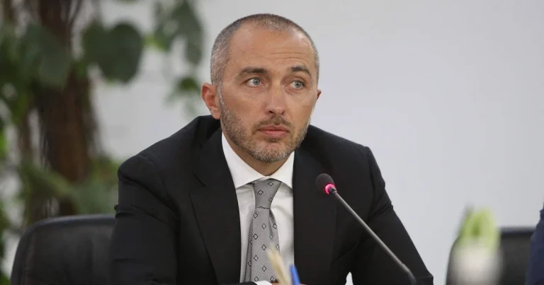 Зеленський висловлює невдоволення діяльністю Андрія Пишного, можливі кадрові перестановки в НБУ - Bloomberg 7 Зеленський висловлює невдоволення діяльністю Андрія Пишного, можливі кадрові перестановки в НБУ - Bloomberg 4