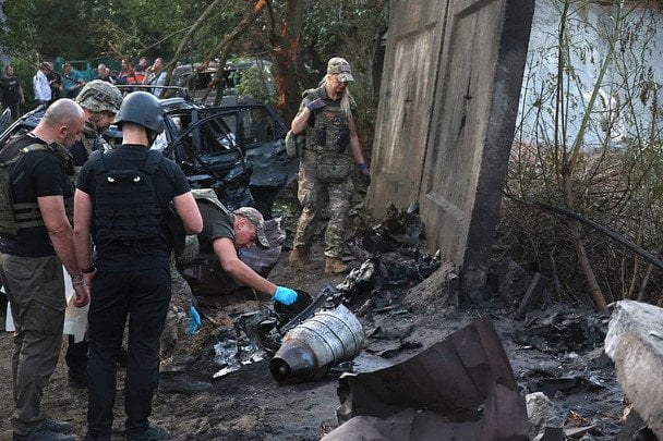 Безперервні обстріли Києва, руйнування сховищ та торгових центрів, а також шість авіабомб, скинутих на Краматорськ: Україна у фотографіях за тиждень 22-30 серпня 30 25 серпня. Росіяни завдали ракетного удару по Харкову внаслідок якого загинула людина. / © Getty Images