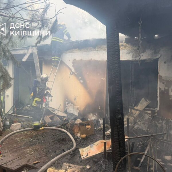 На Київщині двоє мирних жителів зазнали поранень внаслідок атак російських безпілотників.