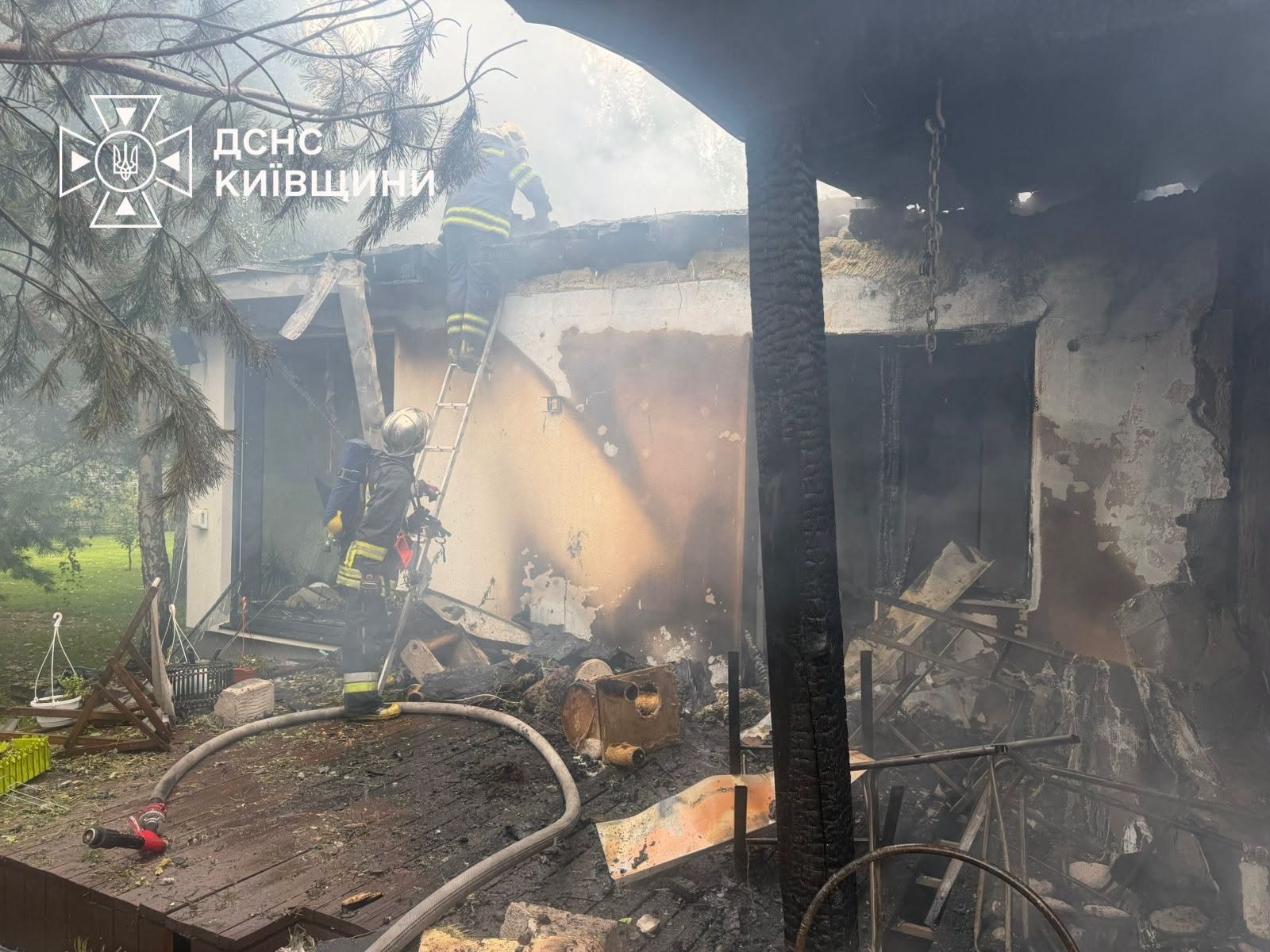 На Київщині двоє мирних жителів зазнали поранень внаслідок атак російських безпілотників. 2 На Київщині двоє мирних жителів зазнали поранень внаслідок атак російських безпілотників. 2