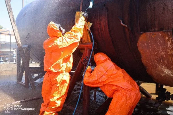 Працівники хімічного захисту ДСНС на ділянці витоку хімічної речовини / © ДСНС