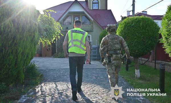 Правоохоронці України та Болгарії розгромили транснаціональну злочинну групу, що займалася незаконним обігом наркотиків. 10