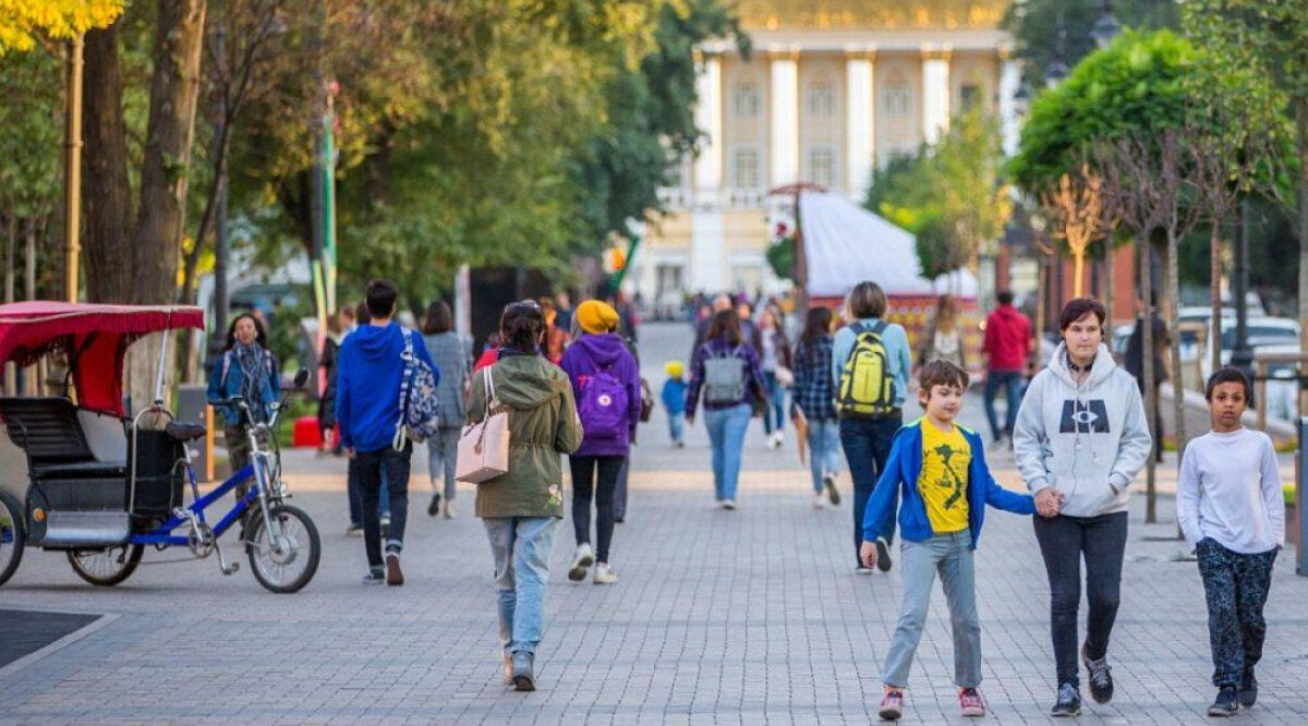 Президент Казахстану виступив із пропозицією ввести "новий кодекс правил поведінки" щодо обіймів та поцілунків на зустрічах ➜ ZMINA 2
