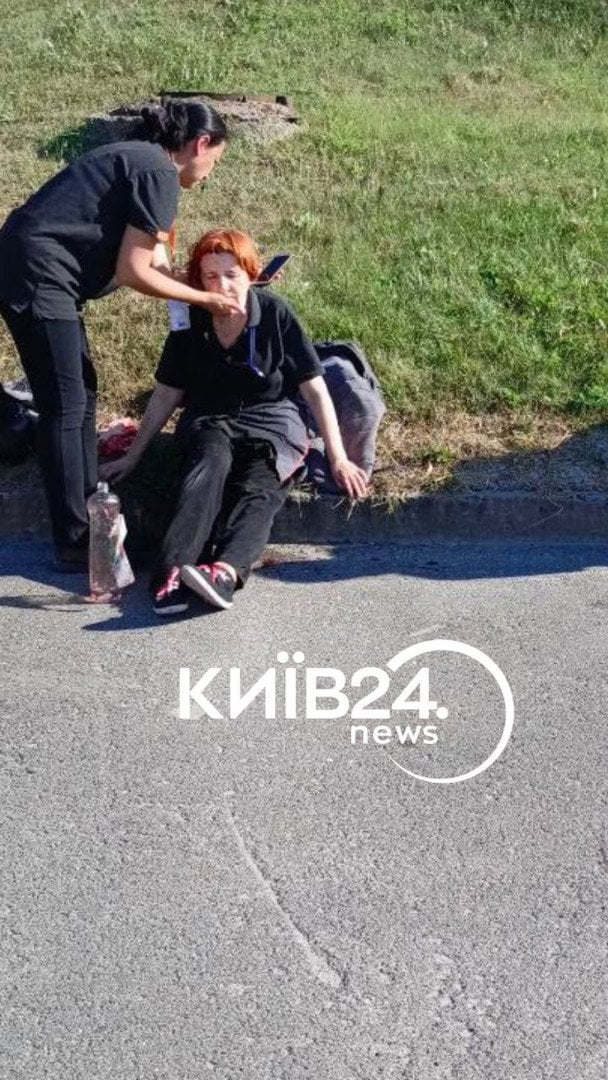 Росія завдала удару по найбільшому торговому центру Кривого Рогу: всередині знаходилось багато відвідувачів (шокуючі фото) 13 Атака РФ на Кривий Ріг 21 серпня / © "Київ24"