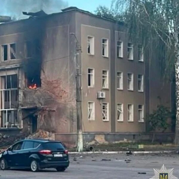 ПОРТАЛ новин 94 Росія завдала удару по центру українського міста: 13 людей отримали поранення, серед них четверо дітей.