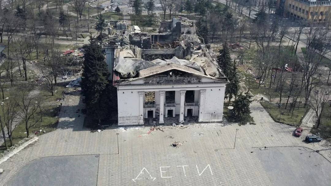 Знущання над пам'яттю: Росія зняла фільм, щоб заперечити авіаудар по Маріупольському драмтеатру ➜ ZMINA 2