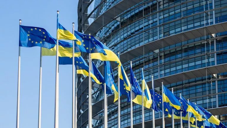 Європейська комісія повідомила, що Україна не зверталася із запитом на дострокове виділення коштів з позики в розмірі 90 мільярдів євро. 2 Фото до статті