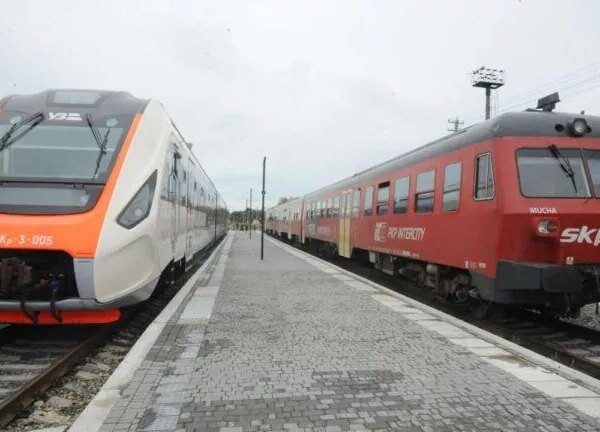 Укрзалізниця внесла зміни до розкладу та відмінила декілька потягів після удару російських військ