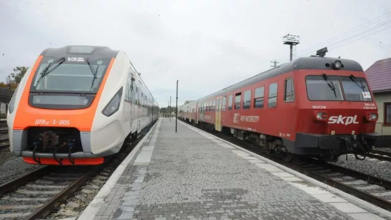 Укрзалізниця внесла зміни до розкладу та відмінила декілька потягів після удару російських військ 2 Фото до статті
