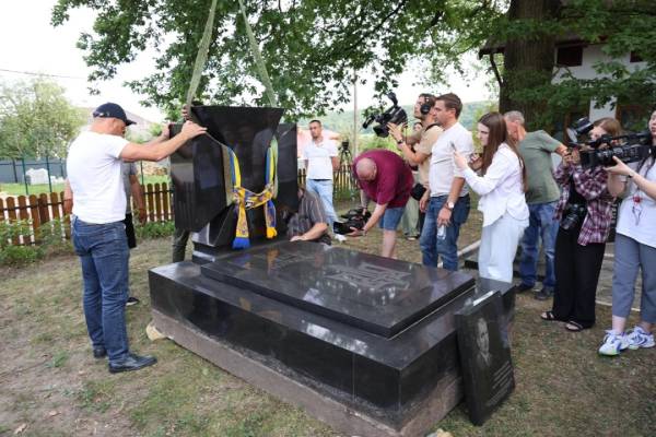 Львівщина отримала пам'ятник із могили Євгена Коновальця, що знаходився у Роттердамі. 27 Львівщина отримала пам'ятник із могили Євгена Коновальця, що знаходився у Роттердамі. 27