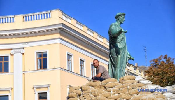 В Одесі розкрили пам'ятник Дюку де Рішельє, на монументі виявлено іржу 10 В Одесі розкрили пам'ятник Дюку де Рішельє, на монументі виявлено іржу 10