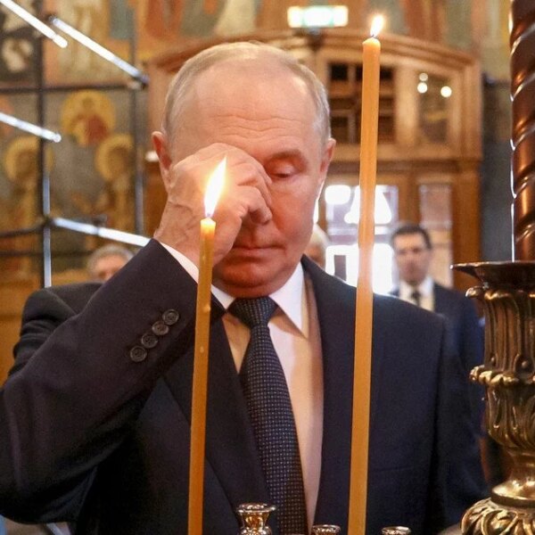 Мощі Дмитра Донського, до гробниці якого було скоєно напад, вирушать на війну.