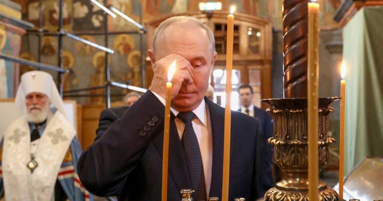 Мощі Дмитра Донського, до гробниці якого було скоєно напад, вирушать на війну. 7 Мощі Дмитра Донського, до гробниці якого було скоєно напад, вирушать на війну. 5