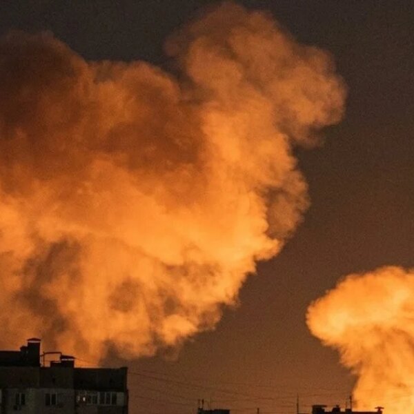 Уламки російського безпілотника впали в Оболонському районі, спричинивши займання помешкань та автомобілів.