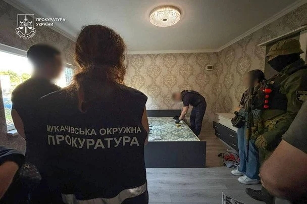 У Закарпатті жінку, яка виховує багато дітей, звинувачують у розбещенні своєї 13-річної доньки: жахливі подробиці інциденту (знімки) 3 Горе-матір заарештували / © Офіс Генерального прокурора