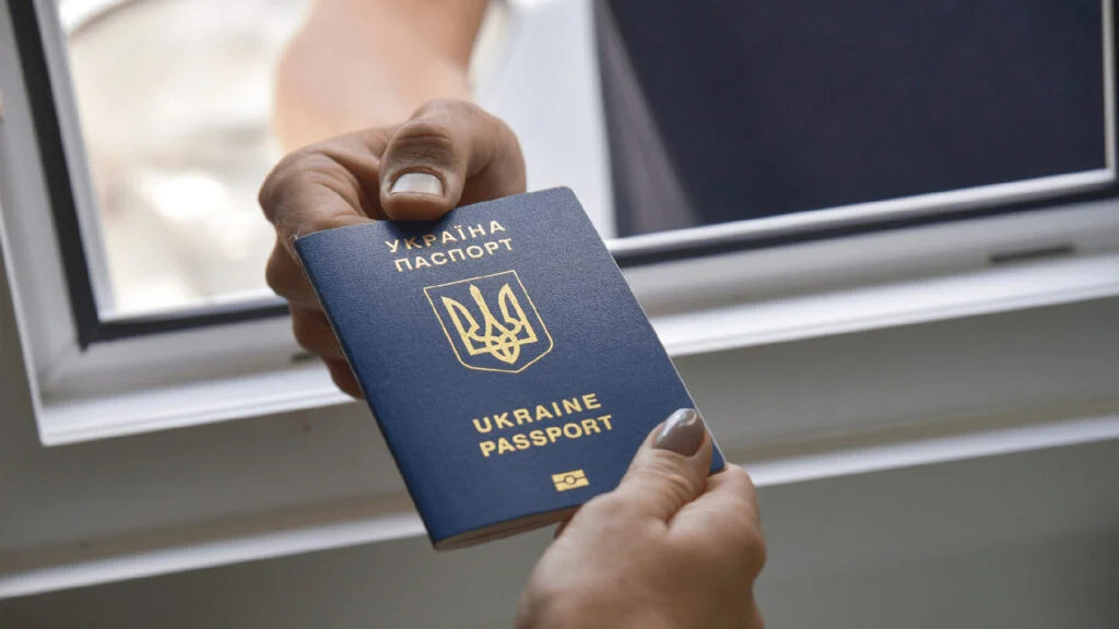 Українцям радять ставити печатку в паспорт при виїзді з України через оновлені правила ЄС ➜ ZMINA 2