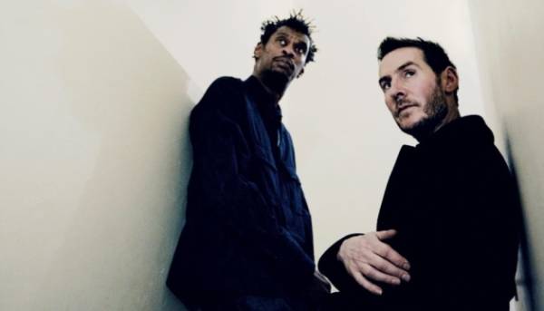 Великобританії групі Massive Attack заборонили виступати в Сінгапурі через те, що вони продемонстрували прапор Палестини.