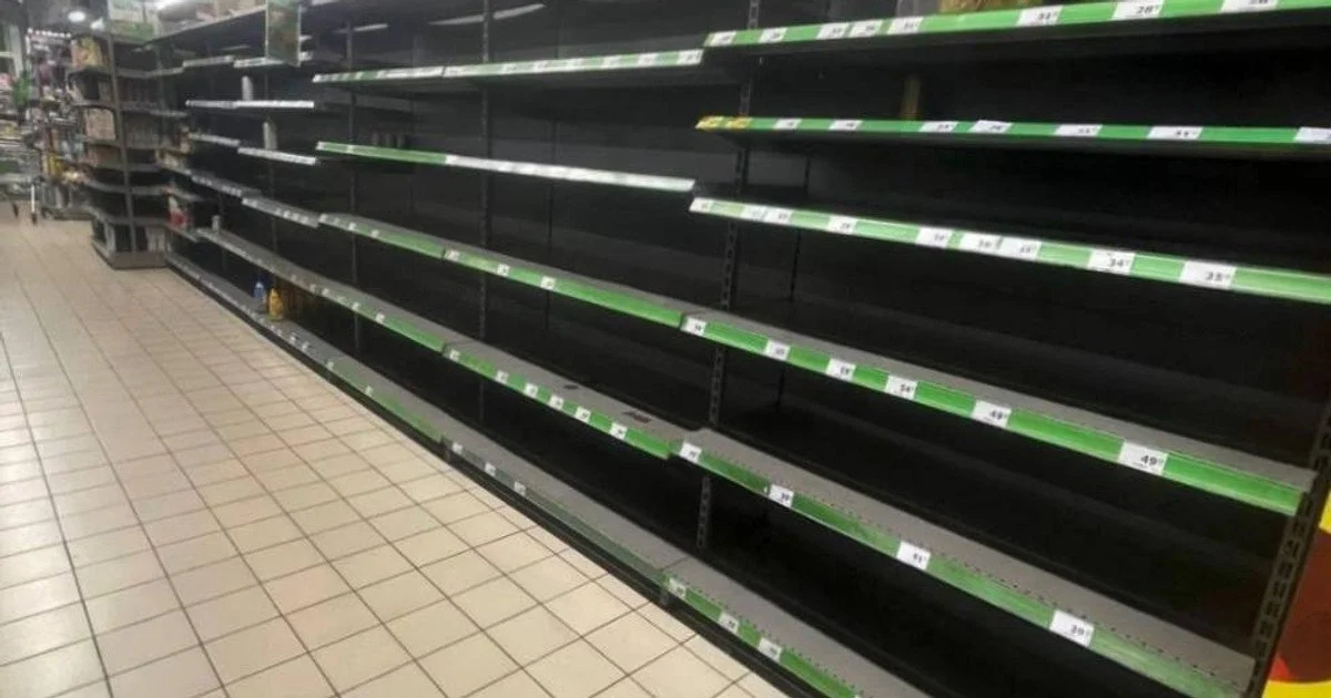 Наслідки російських ударів по продовольчих складах у Києві – порожні полиці супермаркетів. Наслідки російських ударів по продовольчих складах у Києві – порожні полиці супермаркетів.