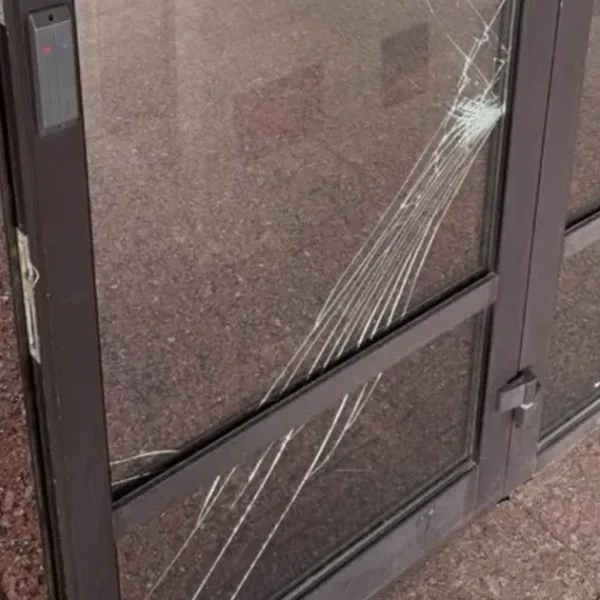 ПОРТАЛ новин 97 Ворожий напад пошкодив споруду посольства Литви в Києві, представника Росії буде викликано на допит.