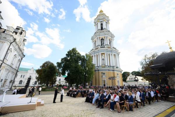 Глава держави відзначив нагороджених у зв'язку з 975-річчям Києво-Печерської лаври. 4 Глава держави відзначив нагороджених у зв'язку з 975-річчям Києво-Печерської лаври. 4