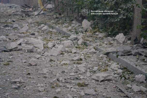 Російські сили зранку завдали ударів бомбами по значному обласному центру, внаслідок чого двоє осіб загинули, а на місто було спрямовано ракети. 8 Росіяни вдосвіта 25 серпня ударили по Запоріжжю / © Очільник Запорізької ОВА Іван Федоров