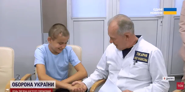 Бачили, що били по дитині": 13-річного Родіона атакував безпілотник, під час евакуації окупанти намагалися добити юнака 2 Родіон у лікарні / © ТСН