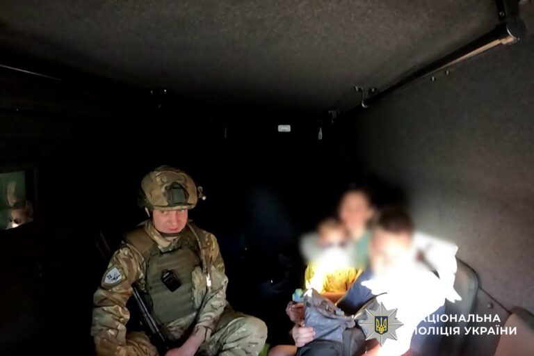 Російський мінометний обстріл спричинив евакуацію родини з дітьми з Нікополя ➜ ZMINA 15 Російський мінометний обстріл спричинив евакуацію родини з дітьми з Нікополя ➜ ZMINA 11