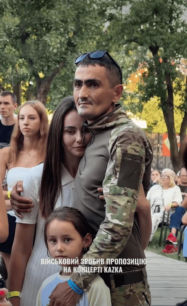 "Чи дозволиш стати тобі батьком?": Зізнання військового на концерті KAZKA зворушило Заріцьку та шанувальників 8 Родина / © instagram.com/kazka.band