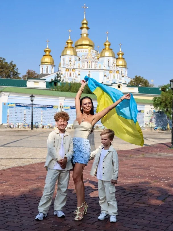 Символи могутності та незалежності: як Могилевська, Єфросиніна та інші знаменитості вітають українців із Днем прапора 10 Анна Саліванчук із синами / © instagram.com/salivanchuk.anna