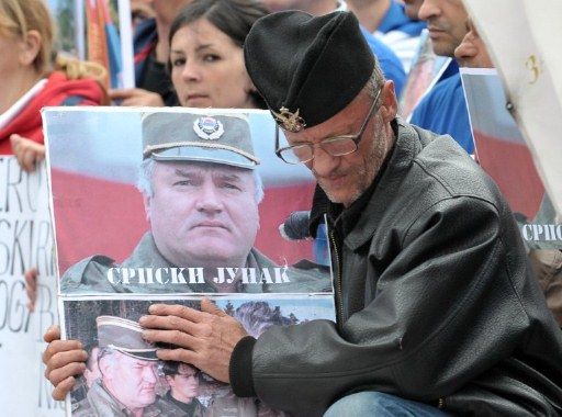 У Гаазі помер Ратко Младич, засуджений за геноцид у Сребрениці 2 Протест проти арешту Ратко Младіча у Сараєво / © AFP