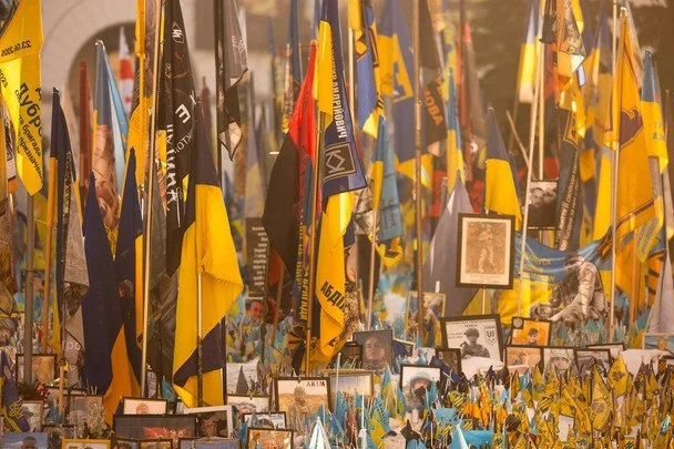 Безперервні обстріли Києва, руйнування сховищ та торгових центрів, а також шість авіабомб, скинутих на Краматорськ: Україна у фотографіях за тиждень 22-30 серпня 40 29 серпня вшановуємо пам’ять загиблих захисників і захисниць України, полеглих у боротьбі за незалежність та цілісність України. / © Володимир Зеленський