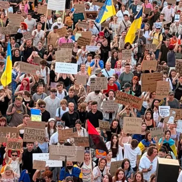 У столиці знову проходять масові протести з вимогою повернути Федорова до Міністерства оборони (відео)