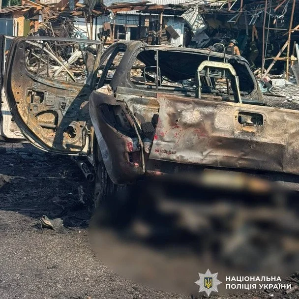 Розстріляні тіла, всі в крові: що коїться на місці смертельного удару РФ по Печенігах (жахливі фото) 19 / © Національна поліція України