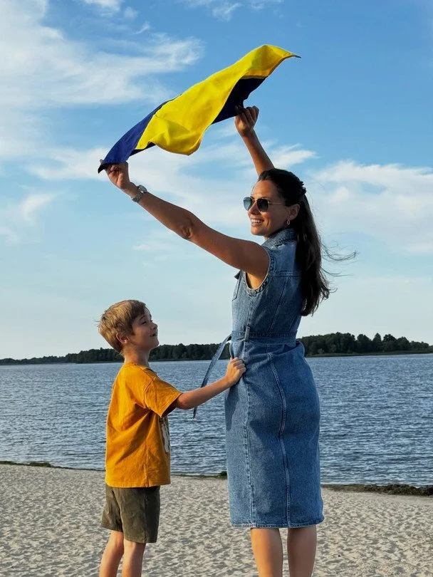 Символи могутності та незалежності: як Могилевська, Єфросиніна та інші знаменитості вітають українців із Днем прапора 11 Антоніна Хижняк із сином / © instagram.com/tonya_actress