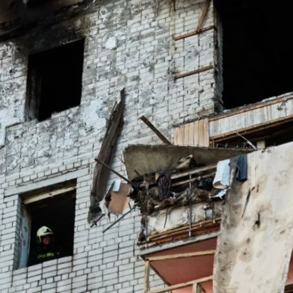 Російський дрон з небезпечними компонентами влучив у житловий будинок, є численні жертви (фото).