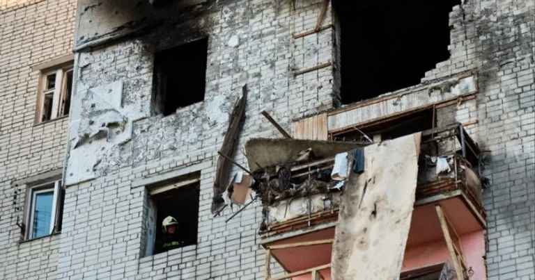 Російський дрон з небезпечними компонентами влучив у житловий будинок, є численні жертви (фото). 13 Російський дрон з небезпечними компонентами влучив у житловий будинок, є численні жертви (фото). 8
