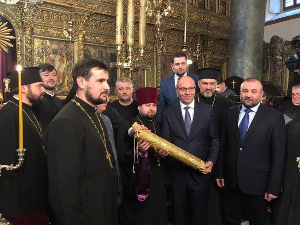 Величезні статки, корпоративна боротьба та знайдений в Індонезії понівечений труп: нові подробиці справи Комарова. 7 Петровський стоїть ліворуч від Парубія.