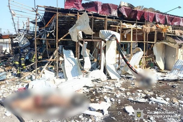 Розстріляні тіла, всі в крові: що коїться на місці смертельного удару РФ по Печенігах (жахливі фото) 16 / © Національна поліція України
