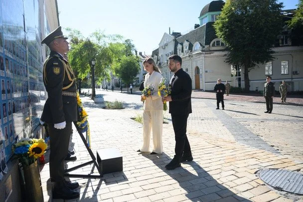 Олена Зеленська у вишуканому вбранні з вишитою композицією колосся: аналізуємо символізм образу першої леді на День Незалежності 9 Олена і Володимир Зеленські / © Сайт президента України