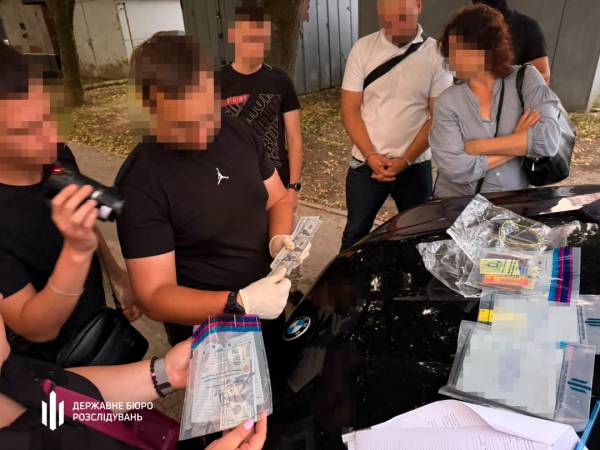 «Продай свою квартиру та віддай мені гроші»: затримали офіцера, який вимагав 10 тисяч доларів у військовослужбовця за довідкою ВЛК. 8 «Продай свою квартиру та віддай мені гроші»: затримали офіцера, який вимагав 10 тисяч доларів у військовослужбовця за довідкою ВЛК. 8