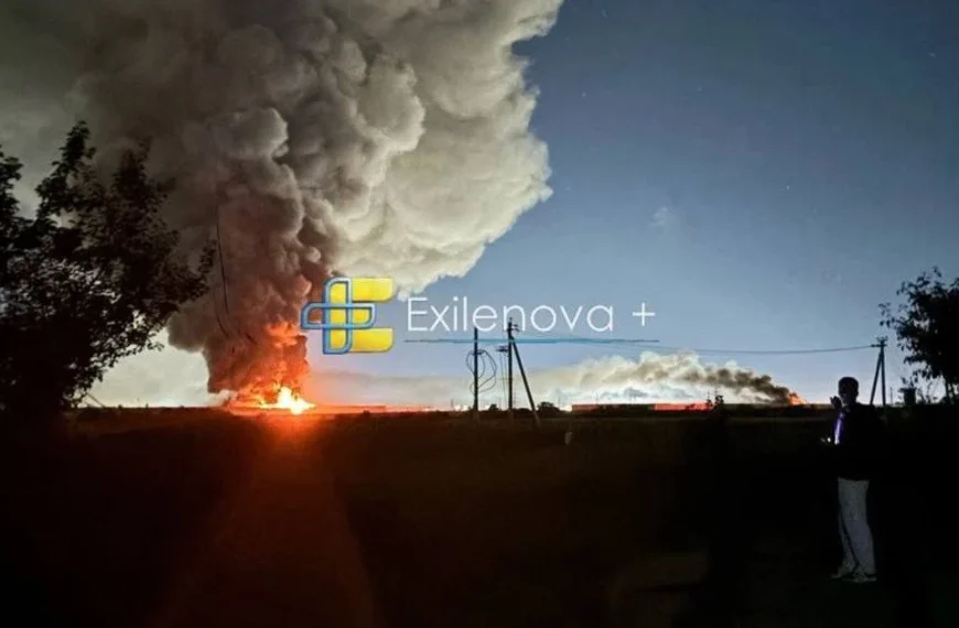 ПОРТАЛ новин 54 У Воронежі після вибухів зайнялася масштабна пожежа: повідомляють про напад на логістичний центр Wildberries (фото, відео)